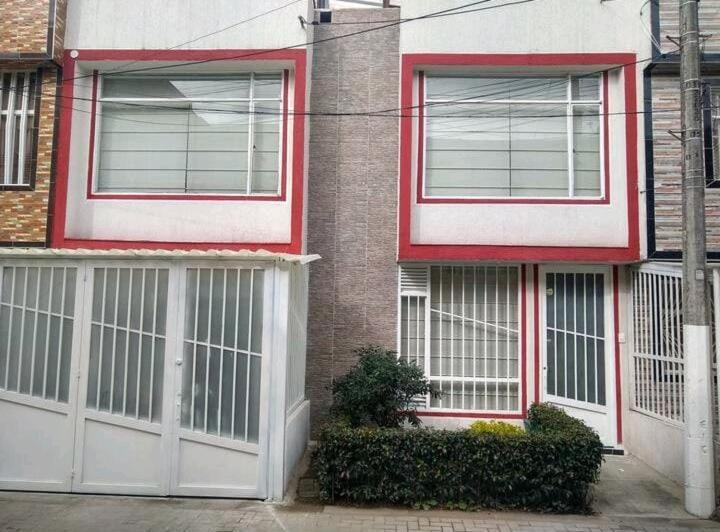 Alojamiento "Como En Casa" Cerca Al Aeropuerto!! Bogota Exterior photo